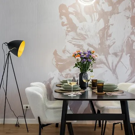 Superb 1br Flat - Location - Amazing Views *